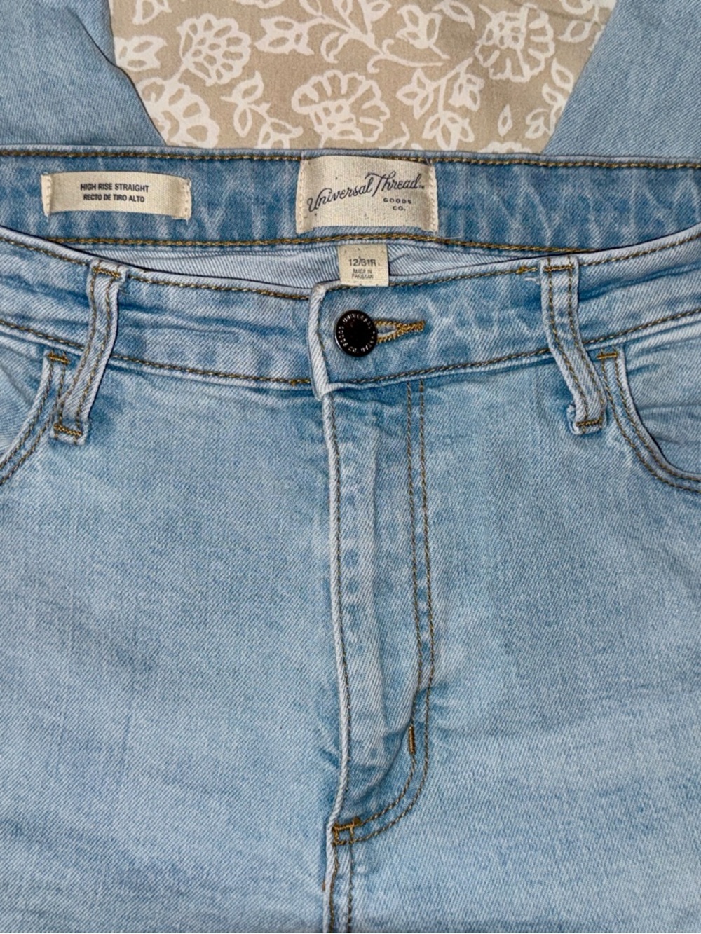 Universal Thread Women’s High Rise Straight Light Blue Straight Jeans